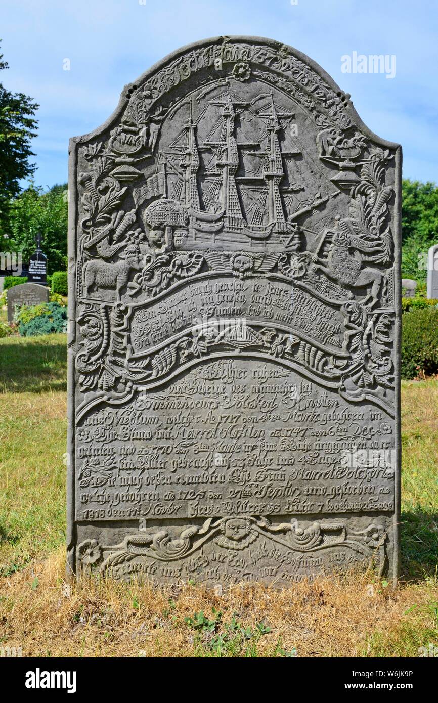 Parlando le lapidi del cimitero di San Giovanni nella Chiesa Nieblum, Foehr, Nord Frisone Isola, Frisia settentrionale, Schleswig-Holstein, Germania Foto Stock