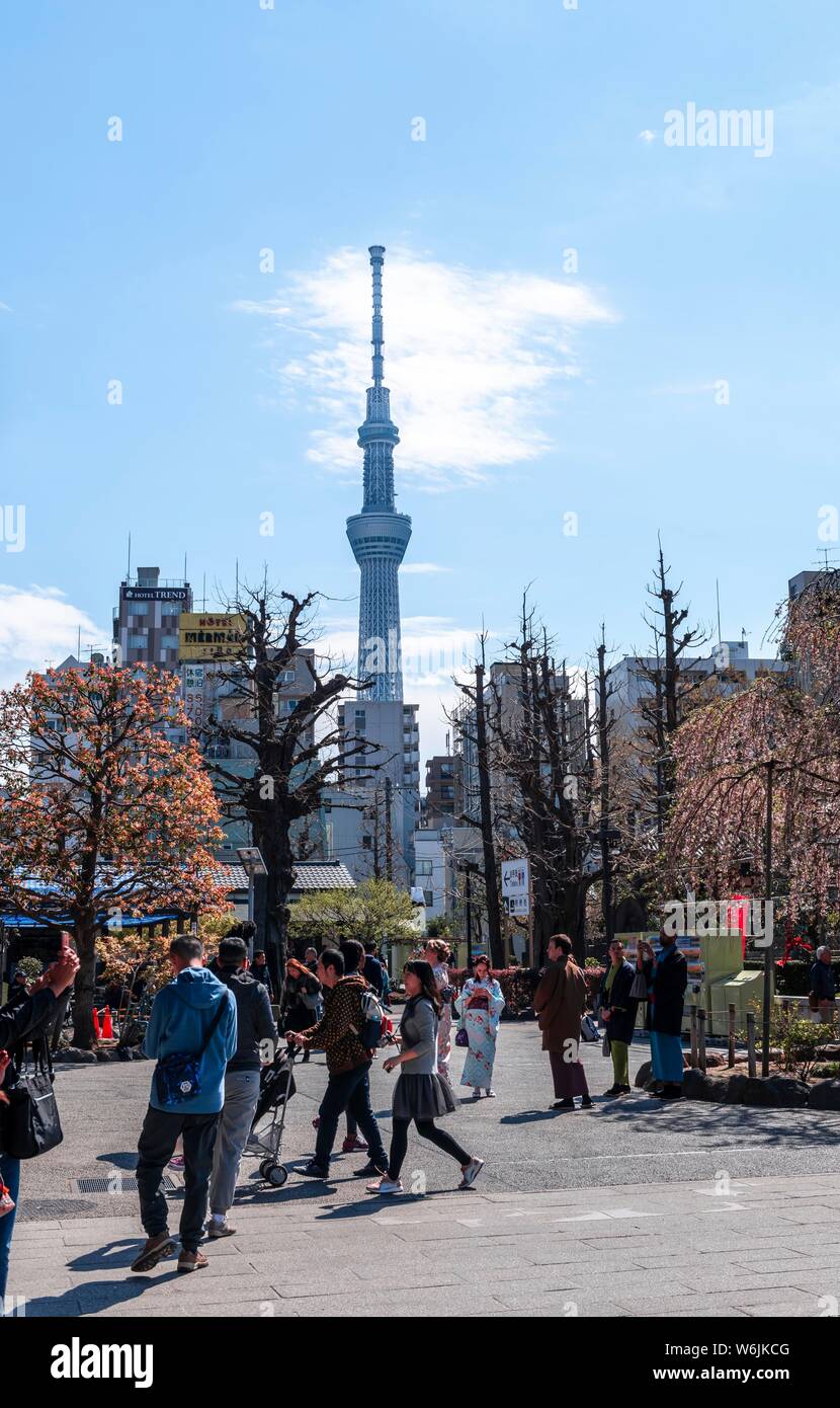 Pedoni in una strada pedonale, grattacieli posteriore e il Tokyo Skytree Asakusa, Tokyo, Giappone Foto Stock