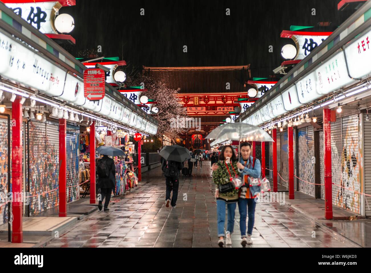 Night Shot in condizioni di tempo piovoso, Hozomon Gate, ingresso al Tempio di Sensoji, tempio buddista complessa, il Tempio di Senso-ji, Asakusa, Tokyo, Giappone Foto Stock