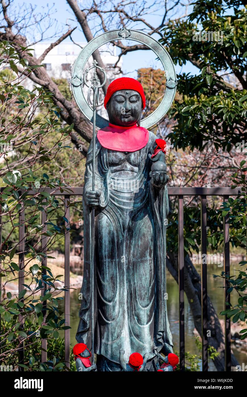 Statua del tempio buddista complessa, Jizo statua con cappuccio rosso, guardia di divinità per bambini deceduti, Il Tempio di Senso-ji, Asakusa, Tokyo, Giappone Foto Stock