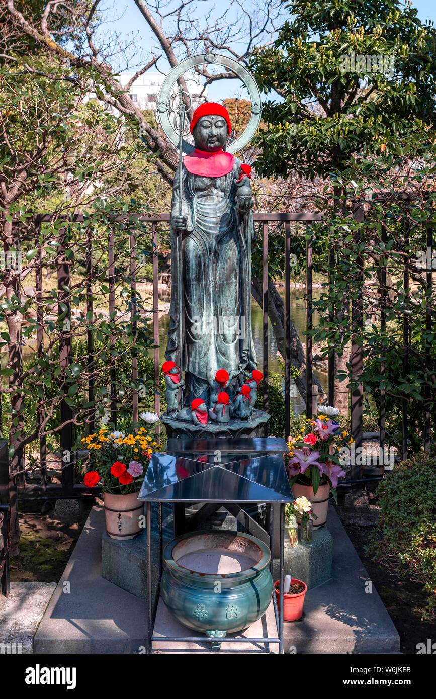 Statua del tempio buddista complessa, Jizo statua con cappuccio rosso, guardia di divinità per bambini deceduti, Il Tempio di Senso-ji, Asakusa, Tokyo, Giappone Foto Stock