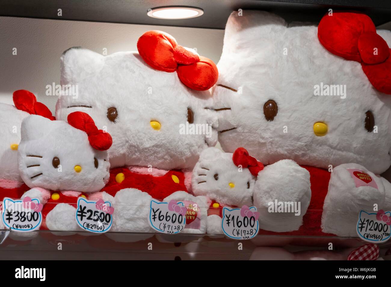Varie figure cat, animali imbalsamati, Hello Kitty Giappone Store, Tokyo, Giappone Foto Stock