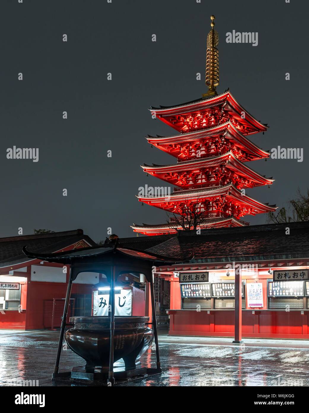 Scena notturna, di cinque piani pagoda di Sensoji, tempio buddista complessa, il Tempio di Senso-ji o santuario di Asakusa Asakusa, Tokyo, Giappone Foto Stock