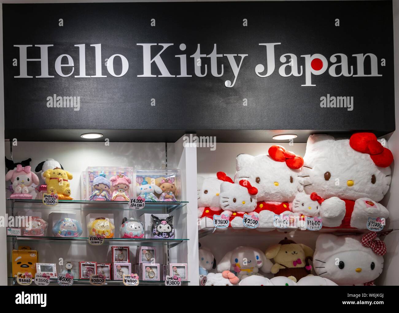 Varie figure cat, animali imbalsamati, Hello Kitty Giappone Store, Tokyo, Giappone Foto Stock