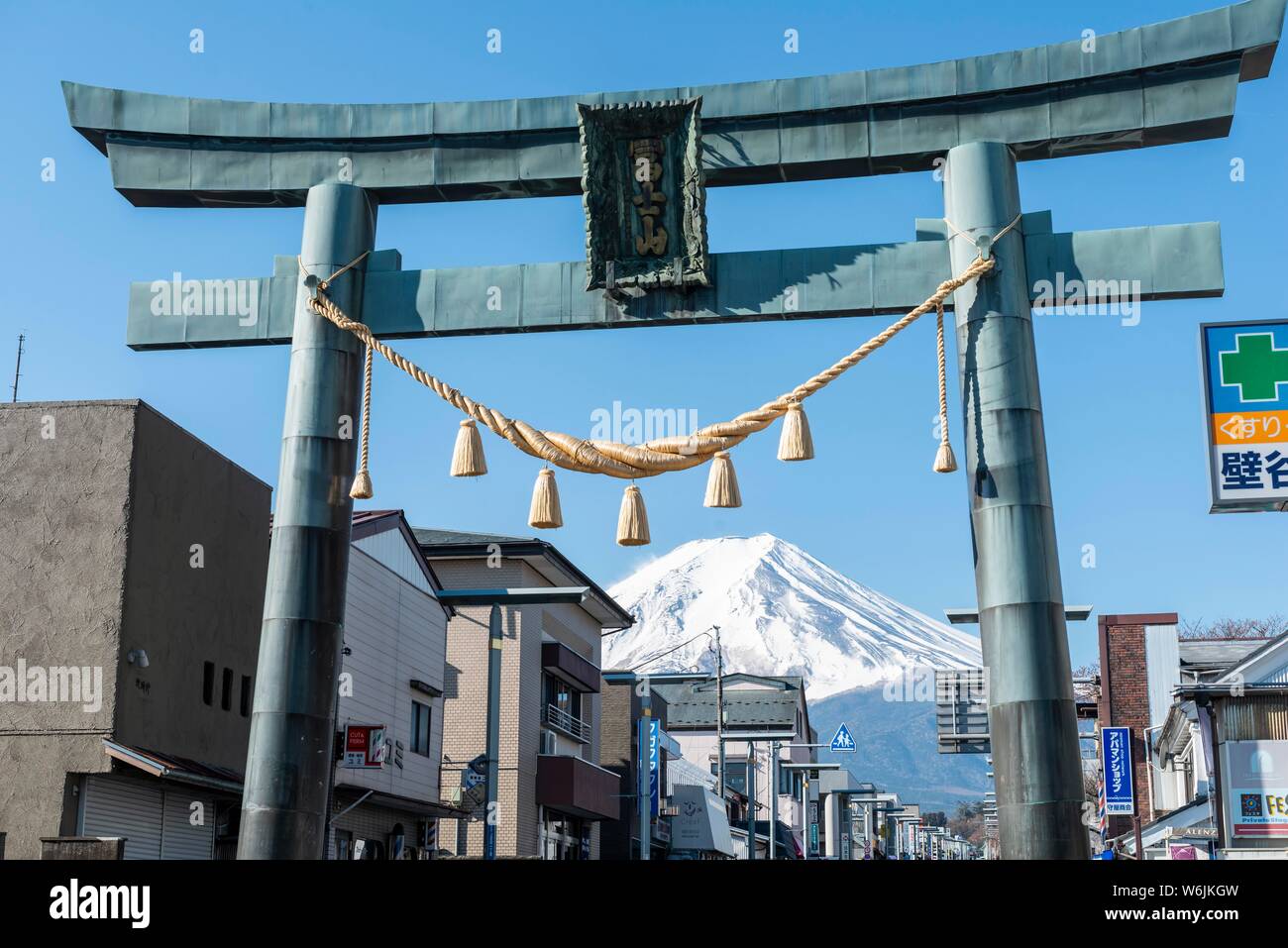 Torii, back vulcano Mt. Fuji, Fujiyoshida, Prefettura di Yamanashi, Giappone Foto Stock