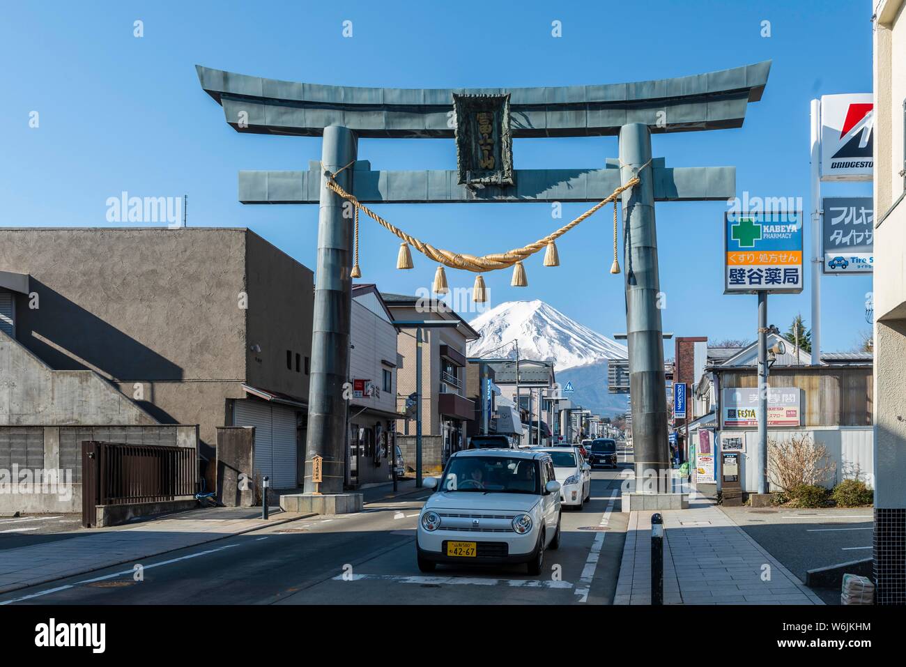 Scena di strada in una zona residenziale con Torii, back vulcano Mt. Fuji, Fujiyoshida, Prefettura di Yamanashi, Giappone Foto Stock
