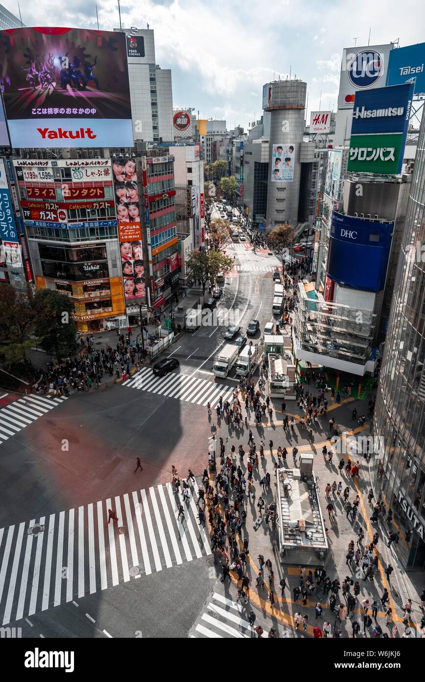 La folla di persone che attraversano con strisce pedonali e traffico, dal di sopra, Shibuya Crossing, Udagawacho Shibuya, Tokyo, Giappone Foto Stock