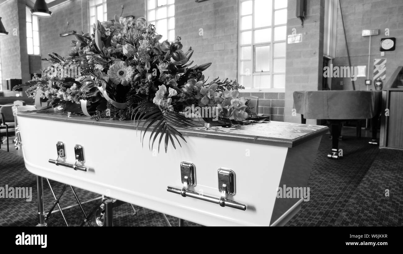 Closeup colpo di un funerale scrigno in una funebre o cappella o la sepoltura al Cimitero Foto Stock