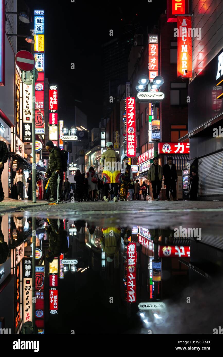 Pedone, street con insegne pubblicitarie e cartelli pubblicitari di notte, riflessione, Udagawacho Shibuya, Tokyo, Giappone Foto Stock