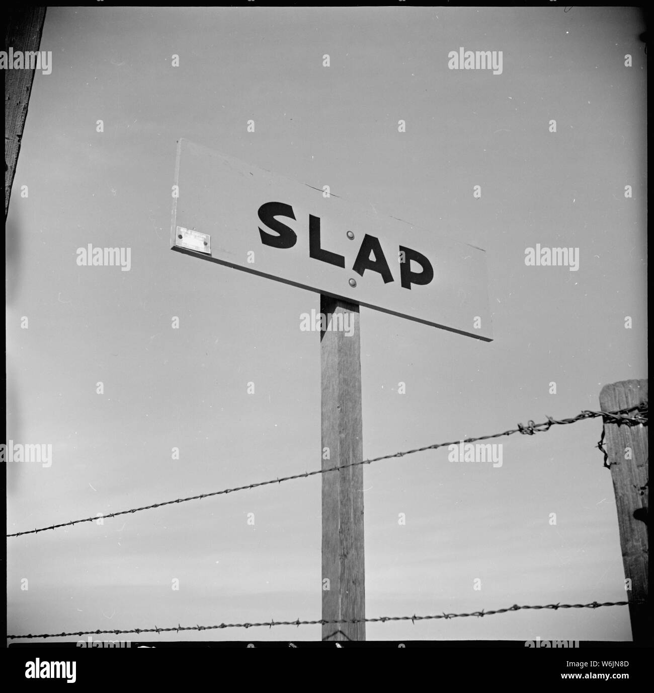 Vicino a Loomis, California. Schiaffo il Jap con rottami di ferro la Birmania radere segno su autostrada. Il populati . . .; Portata e contenuto: tutta la didascalia per questa fotografia si legge: Vicino a Loomis, California. Schiaffo il Jap con rottami di ferro la Birmania radere segno su autostrada. La popolazione di questa area agricola era costituito prevalentemente da persone di ascendenza giapponese prima della evacuazione. Foto Stock