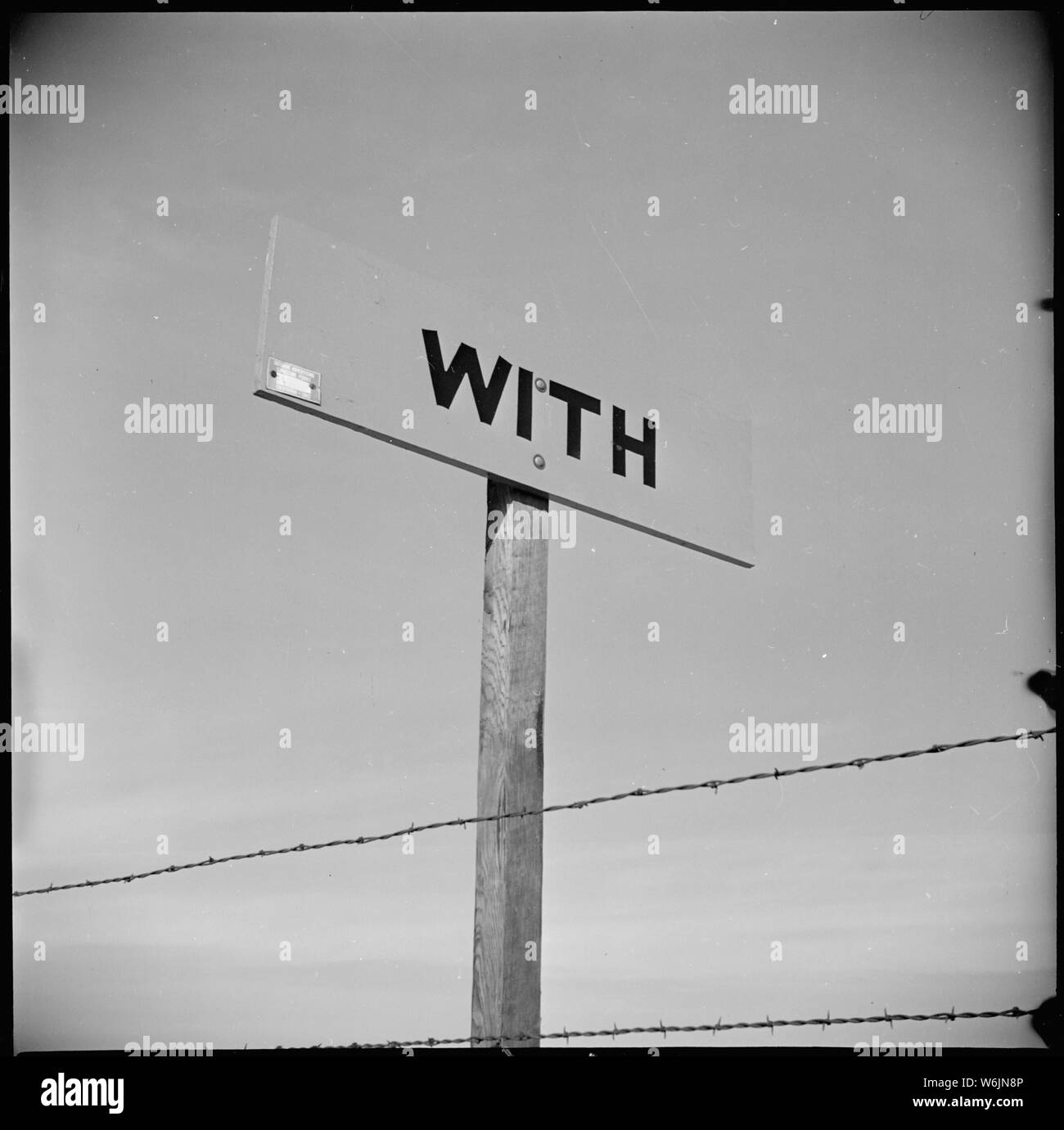 Vicino a Loomis, California. Schiaffo il Jap con rottami di ferro la Birmania radere segno su autostrada. Il populati . . .; Portata e contenuto: tutta la didascalia per questa fotografia si legge: Vicino a Loomis, California. Schiaffo il Jap con rottami di ferro la Birmania radere segno su autostrada. La popolazione di questa area agricola era costituito prevalentemente da persone di ascendenza giapponese prima della evacuazione. Foto Stock