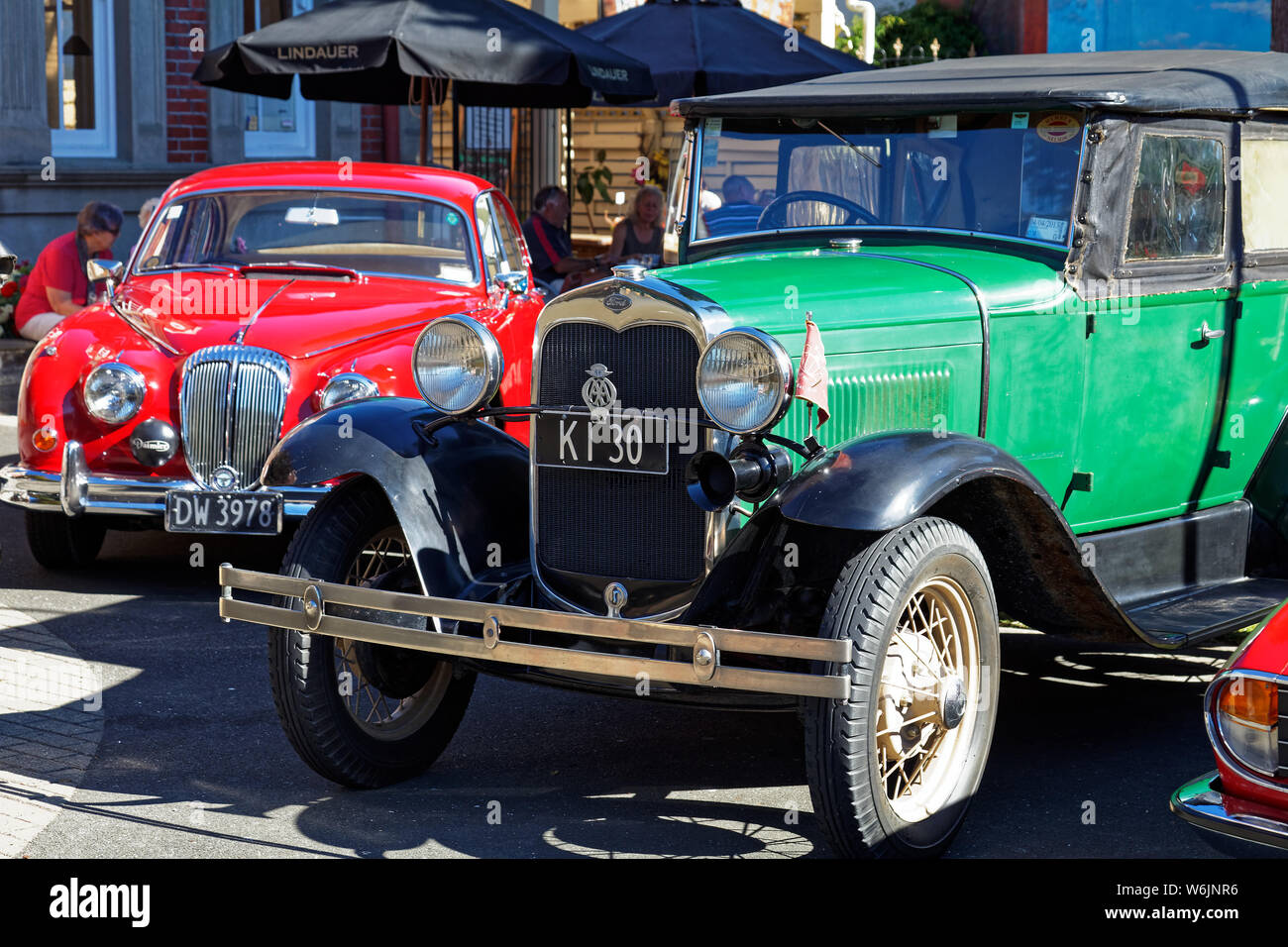 Motueka, Tasman/Nuova Zelanda - Febbraio 17, 2013: Vintage car show in Motueka High Street - close up di una Jaguar e una Ford. Di fronte al museo. Foto Stock