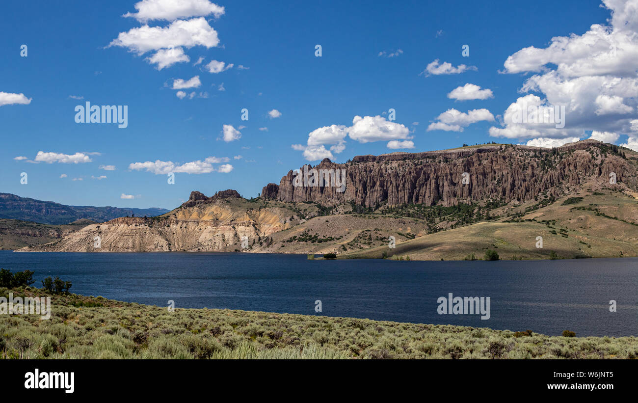 La Dillon pinnacoli lungo il lato di Blue Mesa serbatoio Gunnison County, Colorado, STATI UNITI D'AMERICA Foto Stock