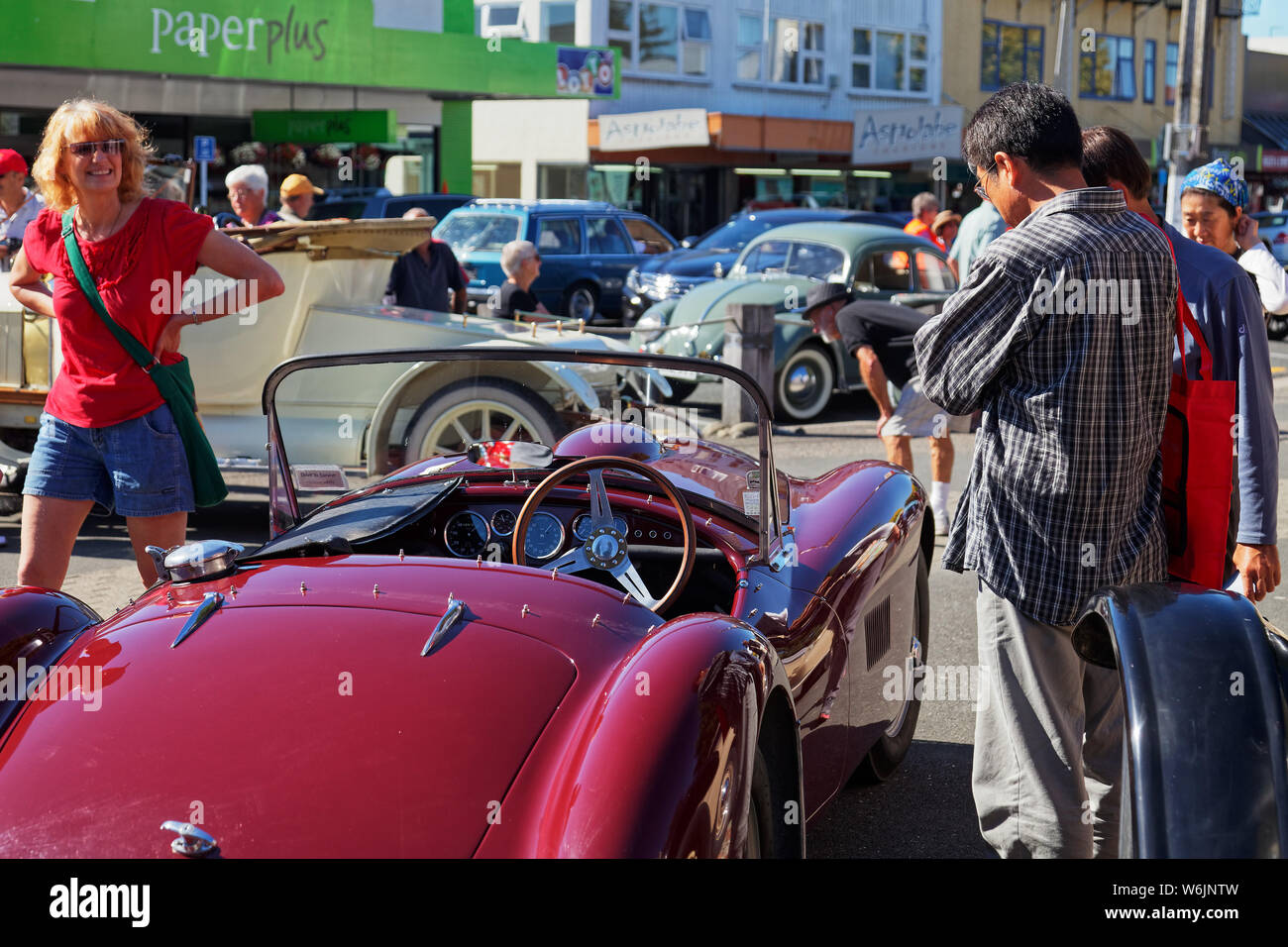 Motueka, Tasman/Nuova Zelanda - Febbraio 17, 2013: Vintage car show in Motueka High Street di fronte al museo. Foto Stock