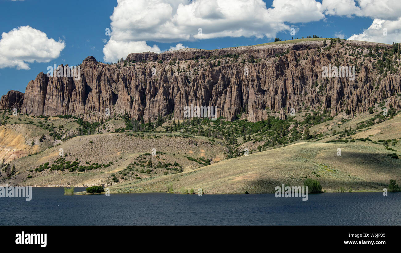 La Dillon pinnacoli lungo il lato di Blue Mesa serbatoio Gunnison County, Colorado, STATI UNITI D'AMERICA Foto Stock