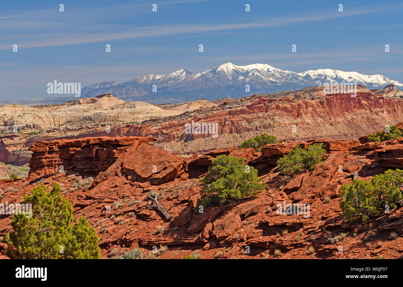 Montagne innevate dietro un deserto Ridge in primavera a Capitol Reef National Park nello Utah Foto Stock