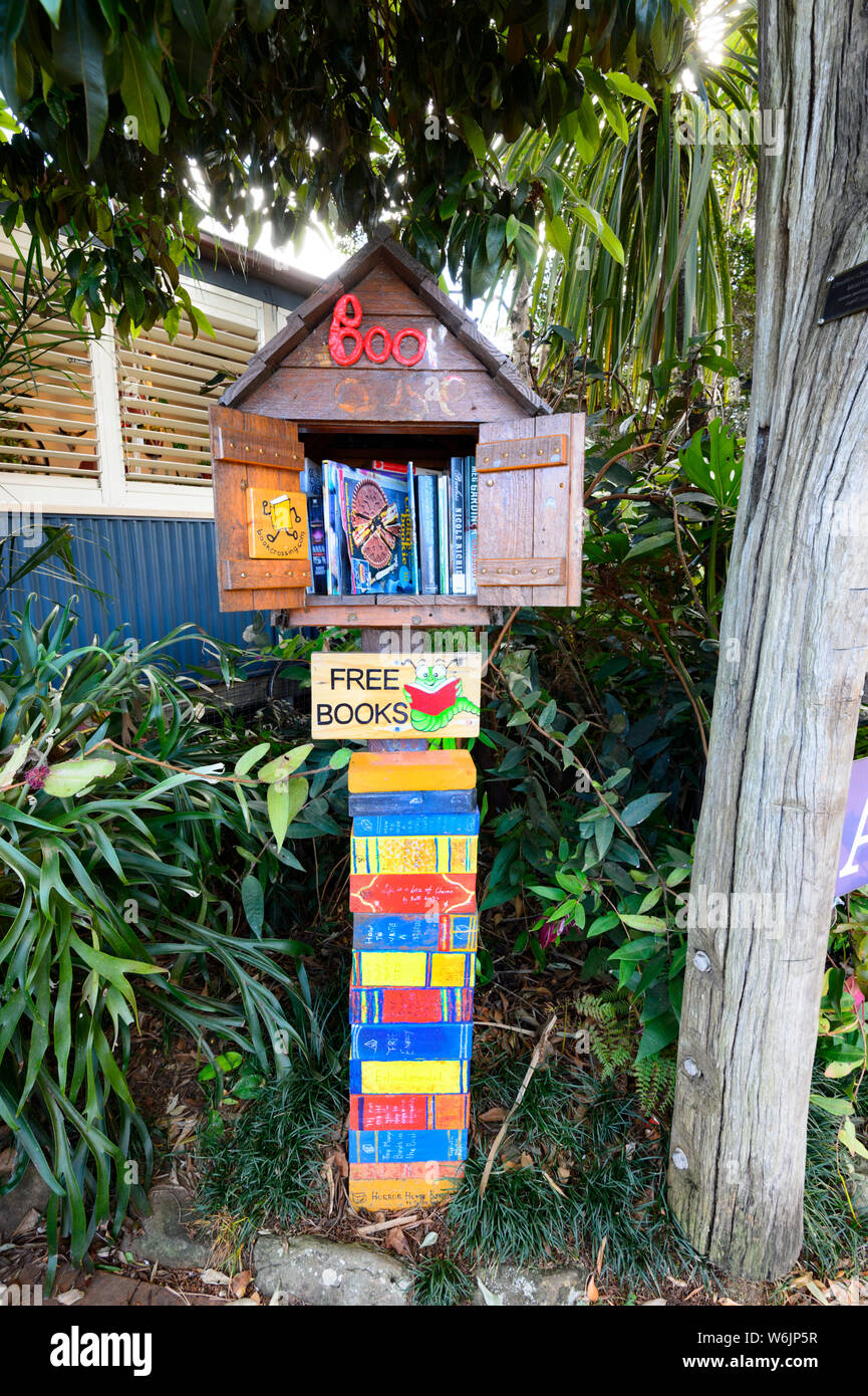 Un libro libero booth nella piccola cittadina rurale di Maleny, Queensland, QLD, Australia Foto Stock