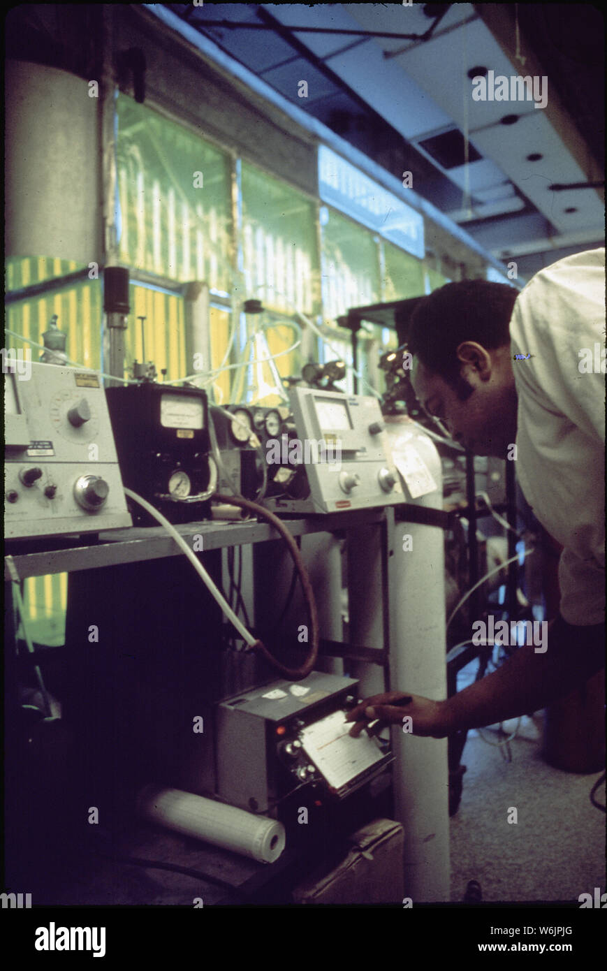 OLIN MOSS, strumento tecnico di igiene dell'aria Tarare gli analizzatori di idrocarburi. Produzione di smog CAMERA IN BACKGROUND Foto Stock