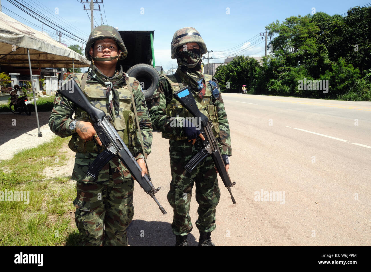 Soldati tailandesi in un checkpoint nel sud della Thailandia Foto Stock