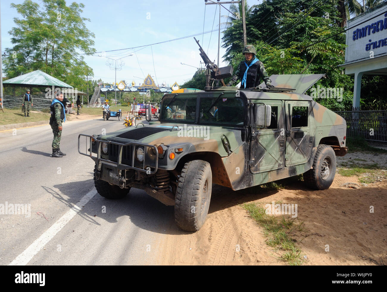 Soldati tailandesi in un checkpoint nel sud della Thailandia Foto Stock