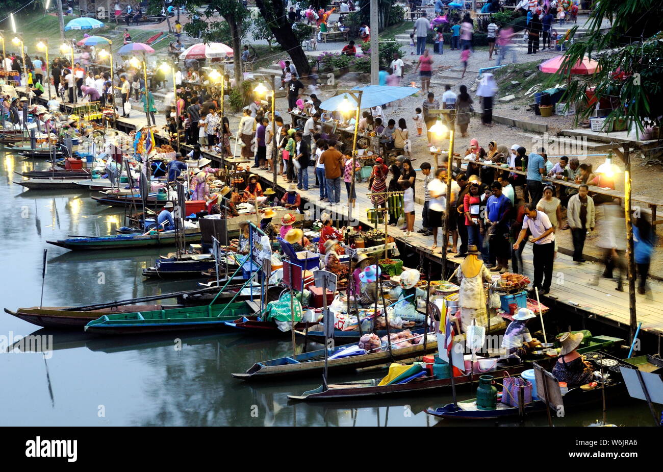 Una vista generale del mercato notturno in Hat Yai, sud della Thailandia Foto Stock
