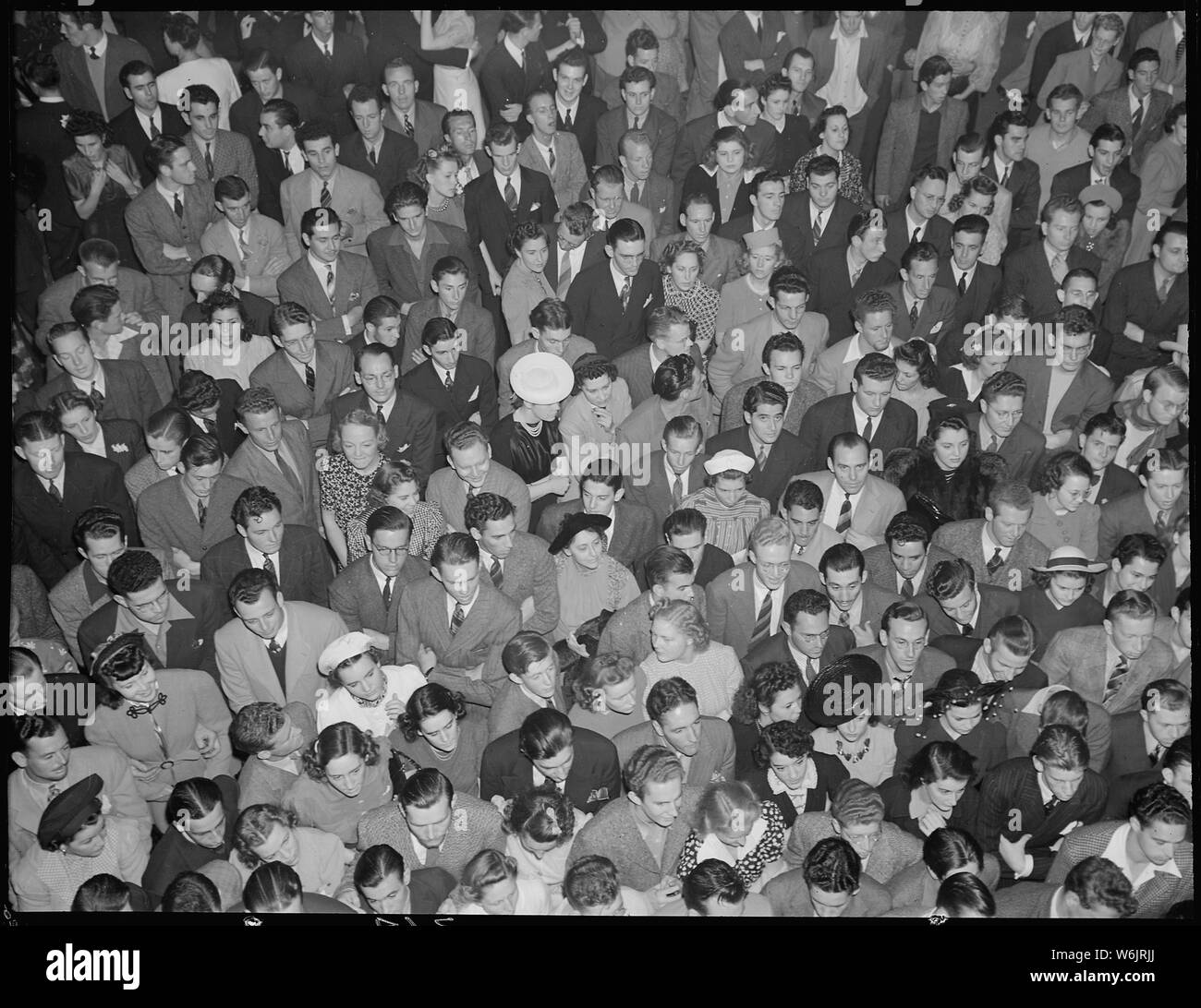 Oakland, in California. Hot Jazz di ricreazione. Una folla di giovani al concerto di Benny Goodman Band che ha avuto luogo in un locale dance hall Foto Stock