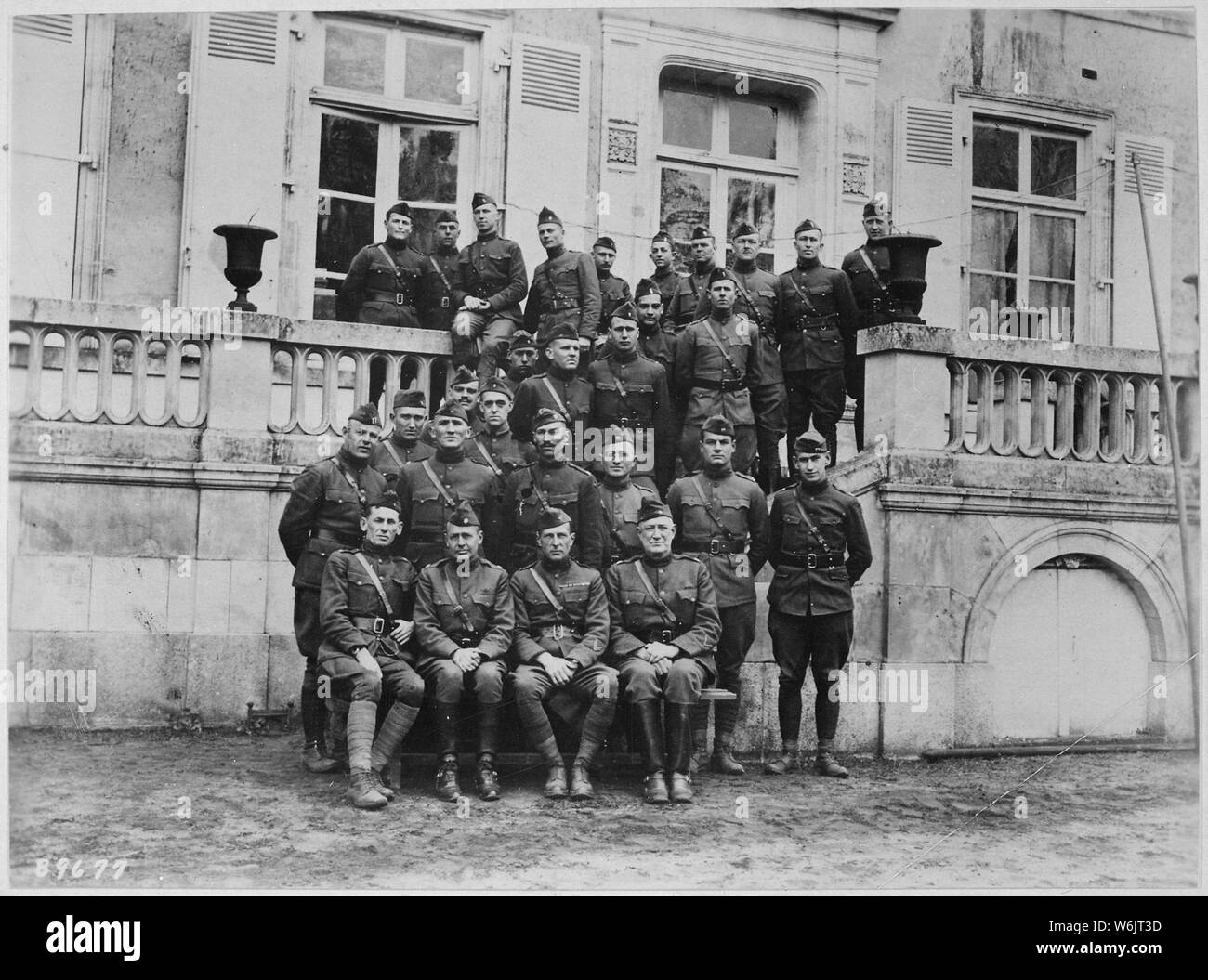 Ufficiali di Campo 129artiglieria, al quartier generale del reggimento a Chteau le Chanay vicino Courcemont, Francia, marzo 1919. Il capitano Harry Truman, in seconda fila, il terzo da destra, ca. 1900 - 1982; Note Generali: Utilizzo di guerra e di conflitto numero 499 quando si ordina una riproduzione o la richiesta di informazioni su questa immagine. Foto Stock