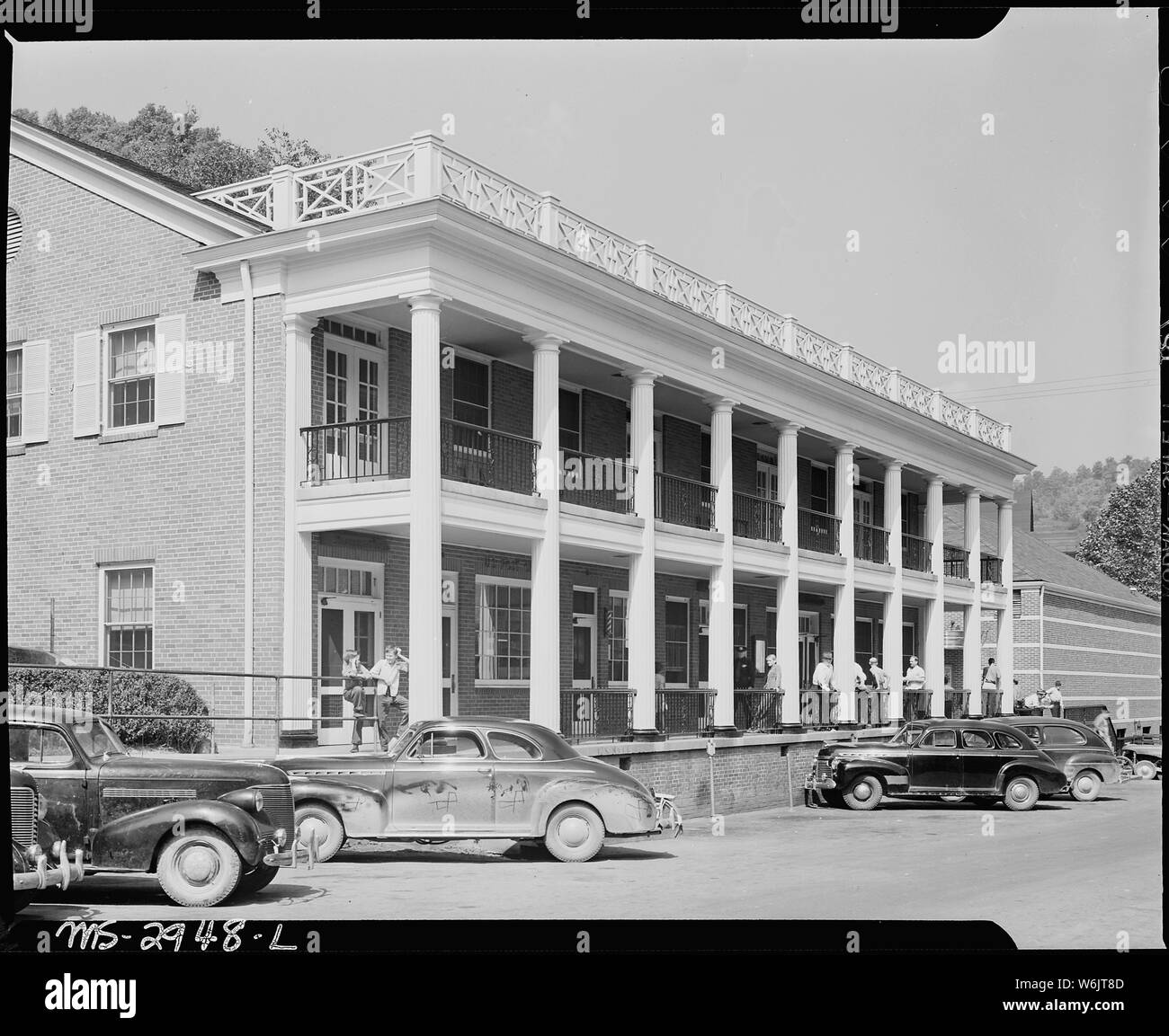 Uno degli edifici sulla strada principale, contiene comunità hall, ufficio postale, ristorante, un barbiere, fontana di soda e drug store. Inland Steel Company, Wheelwright #1 & 2 miniere, Wheelwright, Floyd County, Kentucky. Foto Stock