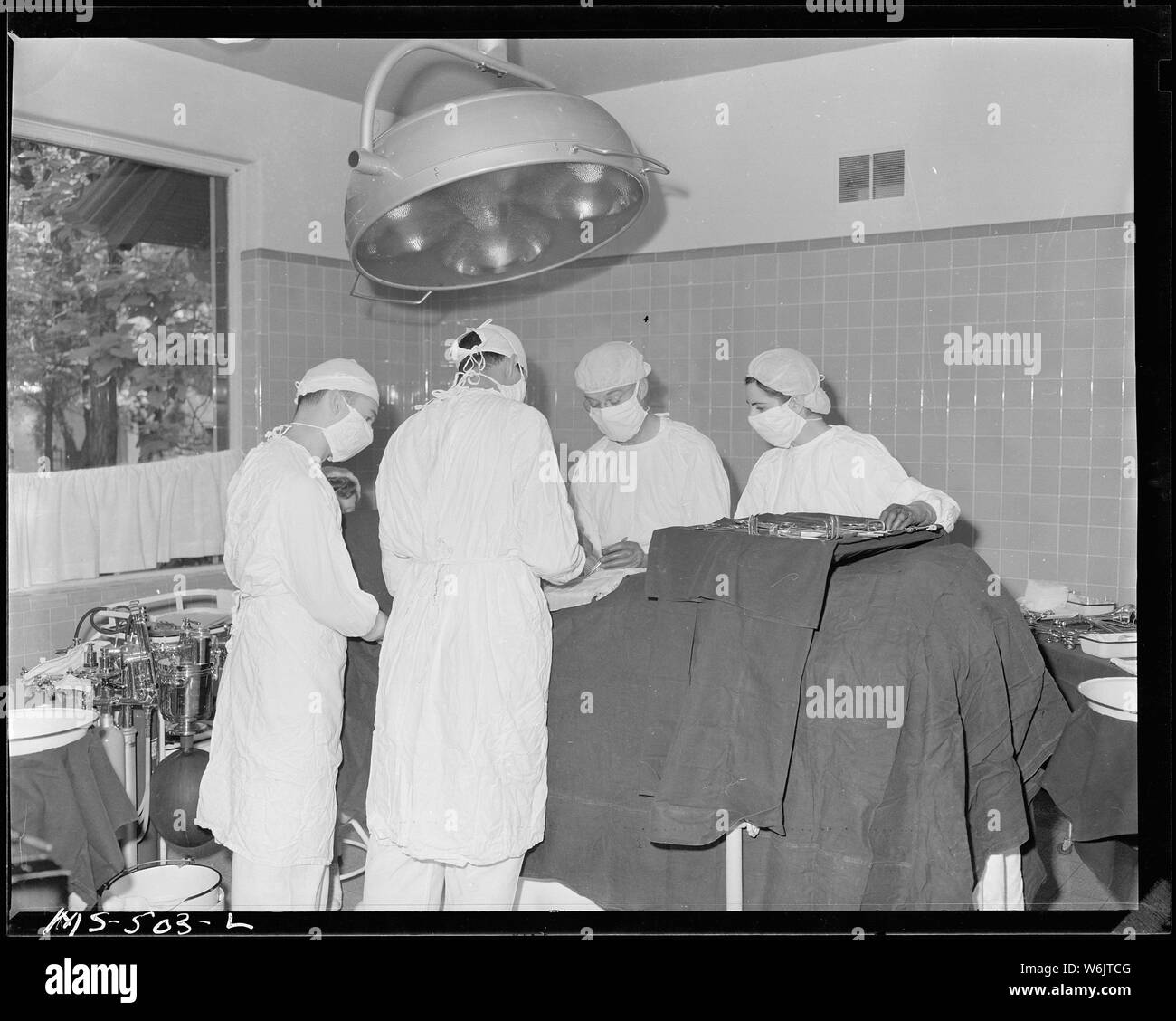 Operazione eseguita dai medici in una società di proprietà qui in ospedale. Colorado carburante ferro & Company, Pueblo, Colorado. Foto Stock