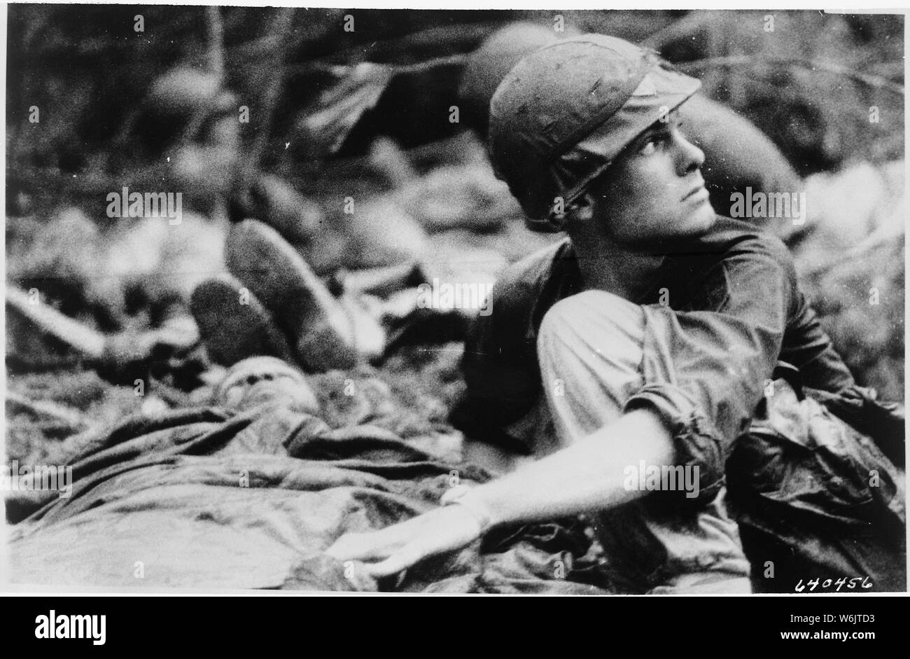 Funzionamento Billings Medic dal primo battaglione di fanteria xvi, 1a divisione di fanteria, cerca il cielo per un Medevac elicottero per evacuare feriti buddy, seguente air assault in LZ Rufe. Foto Stock