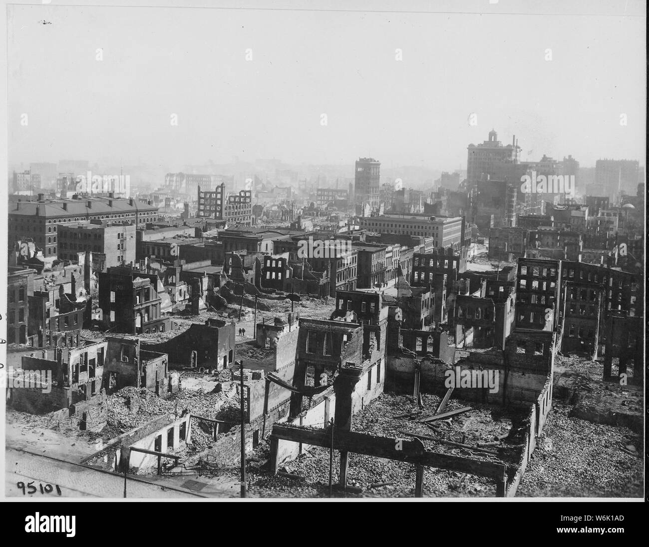 Fotografia del danno dal San Francisco terremoto; Portata e contenuto: didascalia originale: San Francisco terremoto del 1906: California Street guardando a nord dalla strada della batteria; il commercio all'ingrosso di frutta e produrre distretto. Edificio basso a sinistra con tutti i camini, pietre bianche e windows è negli Stati Uniti un perito di edificio e una parte degli Stati Uniti casa doganale. Il grande edificio con torre e la stazione radio sulla cima è dei mercanti di Exchange. Foto Stock