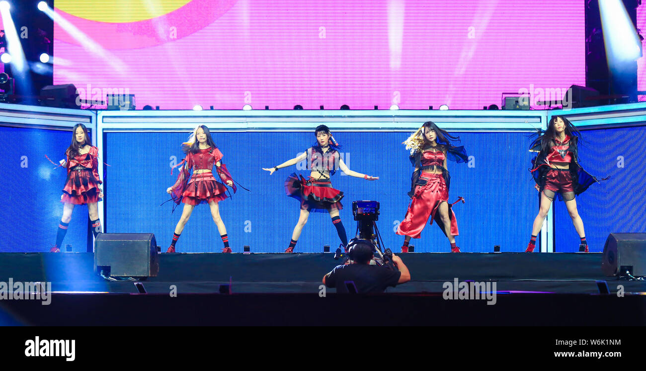 Membri della ragazza cinese gruppo SNH48 eseguire durante la quarta edizione di SNH48 richiesta tempo meglio 50 in concerto a Shanghai, in Cina, il 3 febbraio 2018. Foto Stock