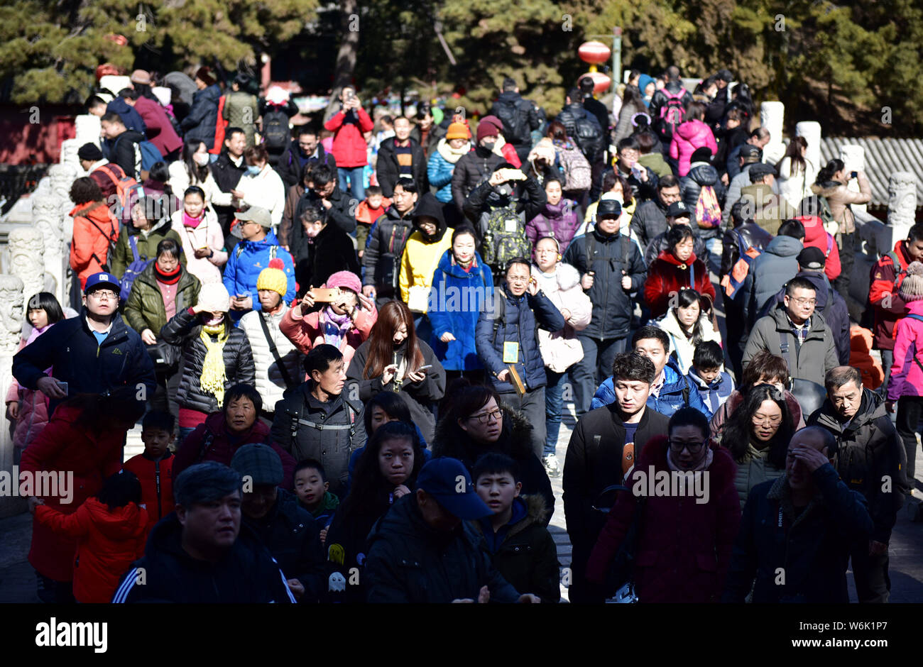 I turisti affollano l'estate Palazzo, un Giardino Imperiale, durante il nuovo anno lunare cinese vacanza, anche noto come Festival di Primavera, a Pechino, in Cina, 20 Foto Stock