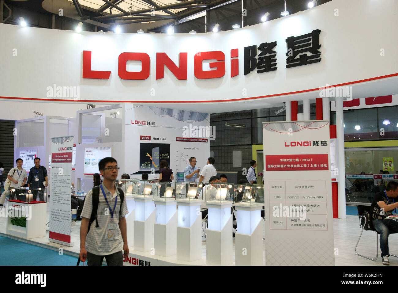 --FILE -- la gente visita lo stand di Xi'an LONGi materiali in silicio Corporation nel corso di una mostra a Shanghai in Cina, il 14 maggio 2013. LONGi energia verde Foto Stock