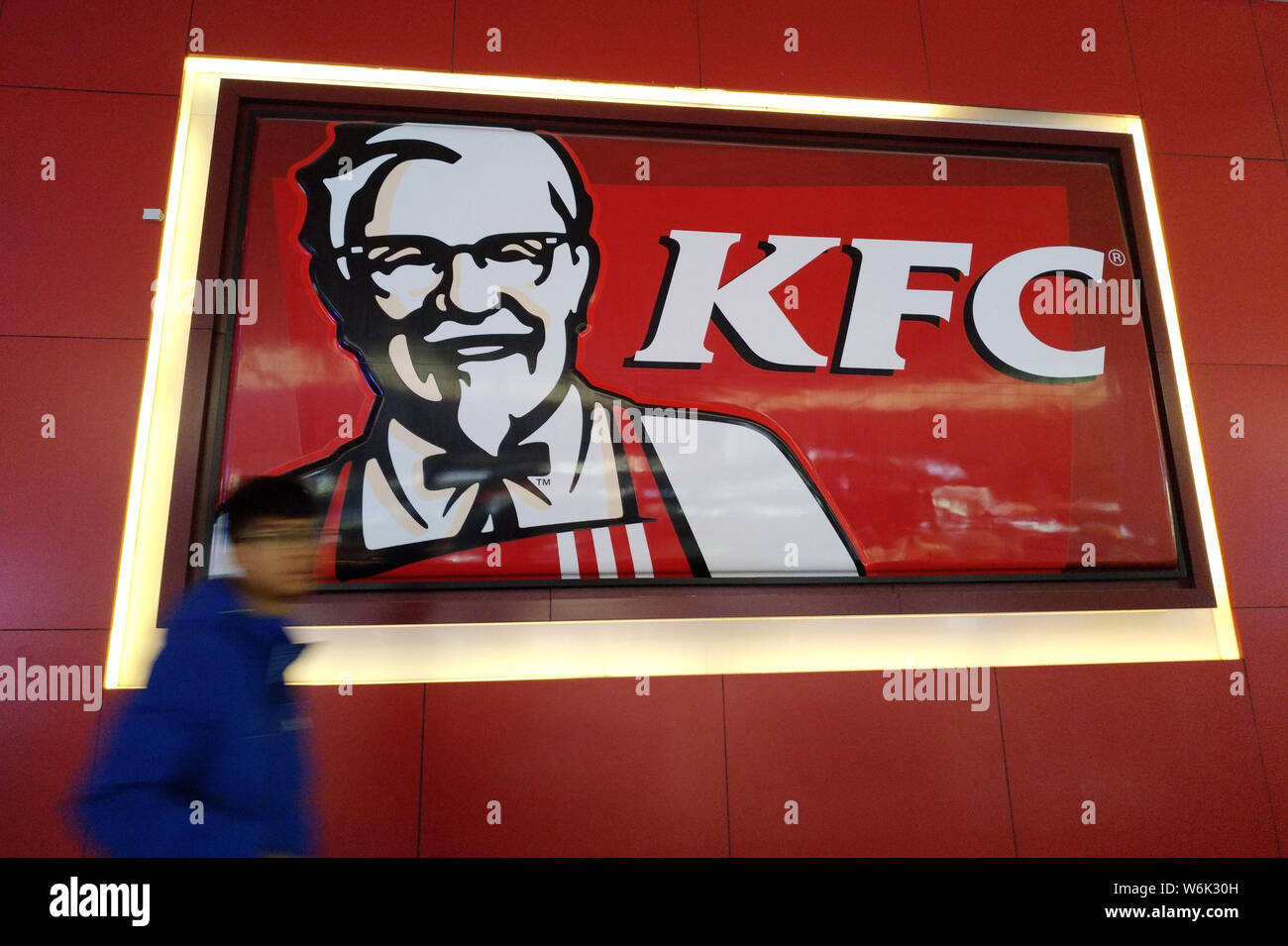 --FILE--A passeggiate a piedi passato a un fast food ristorante di KFC di Yum Brands in Ji'nan city, est della Cina di provincia di Shandong, 1 gennaio 2018. Yum Cina Foto Stock