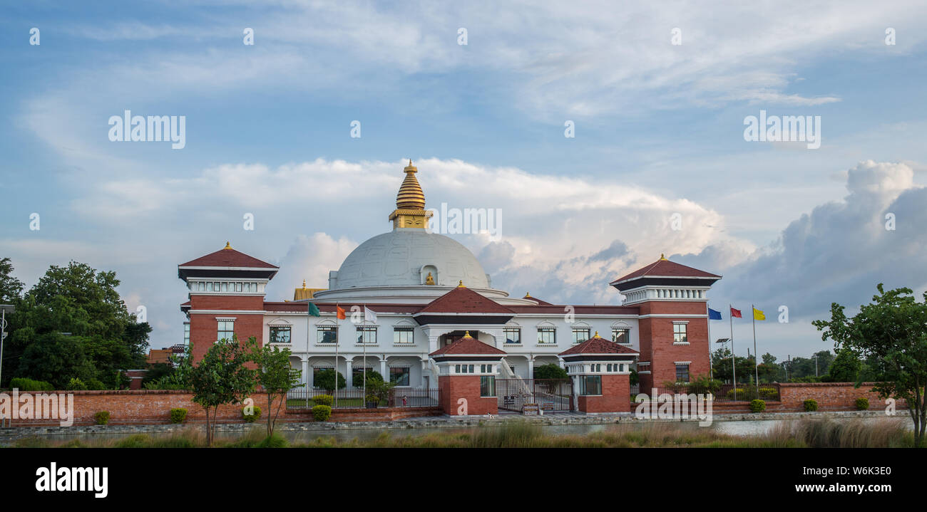 Il centro mondiale per la pace e l unità a Lumbini, il Nepal al tramonto. Foto Stock