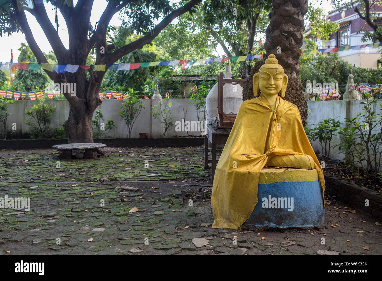 Una statua di Budda in prossimità del più antico monastero a Lumbini, Nepal. Foto Stock