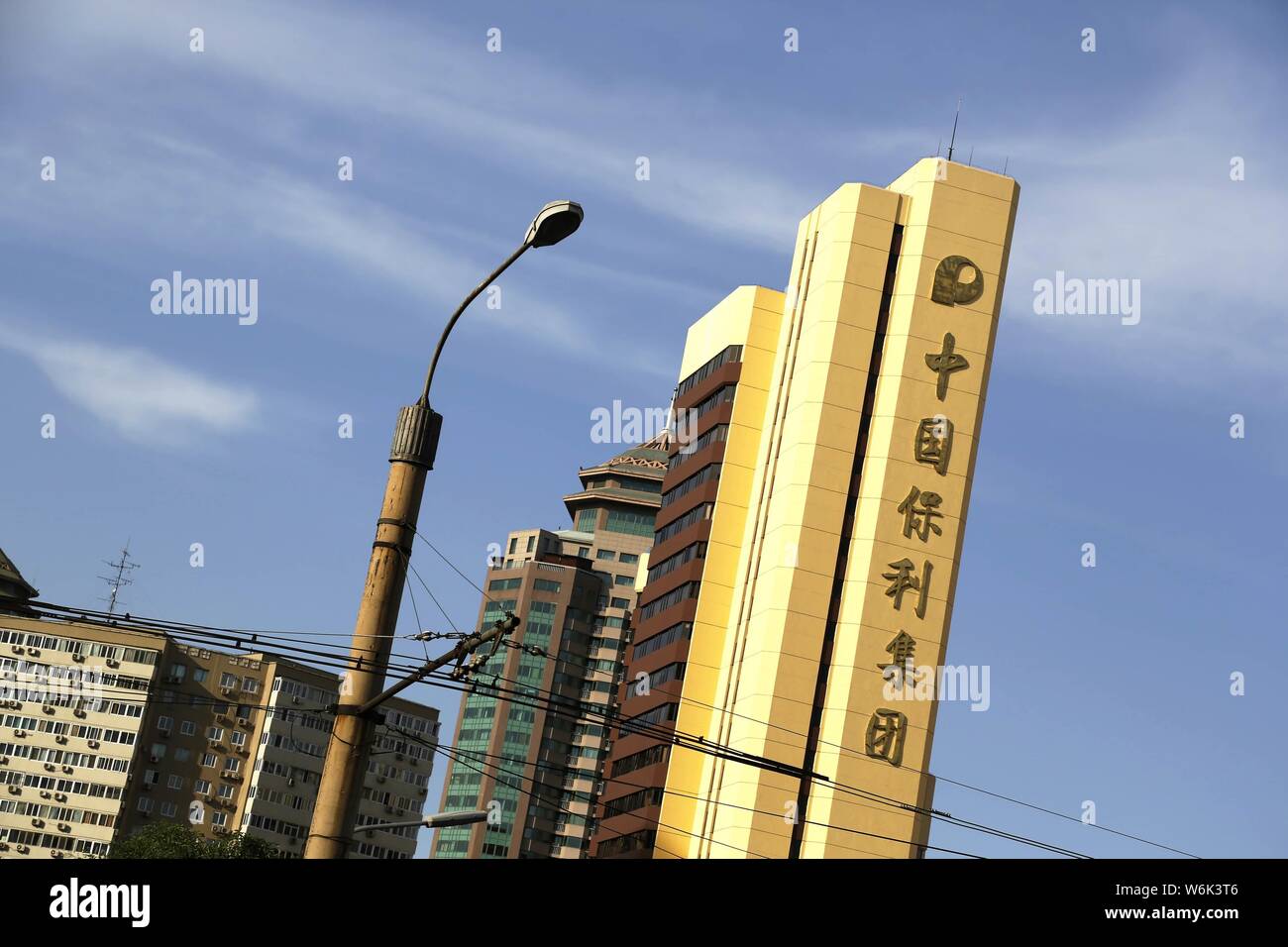 --FILE--Vista di un logo di di Cina poli gruppo a Pechino, in Cina, il 7 maggio 2014. Di proprietà dello Stato Cina poli Gruppo ha acquisito un ulteriore 10% del capitale azionario di Foto Stock