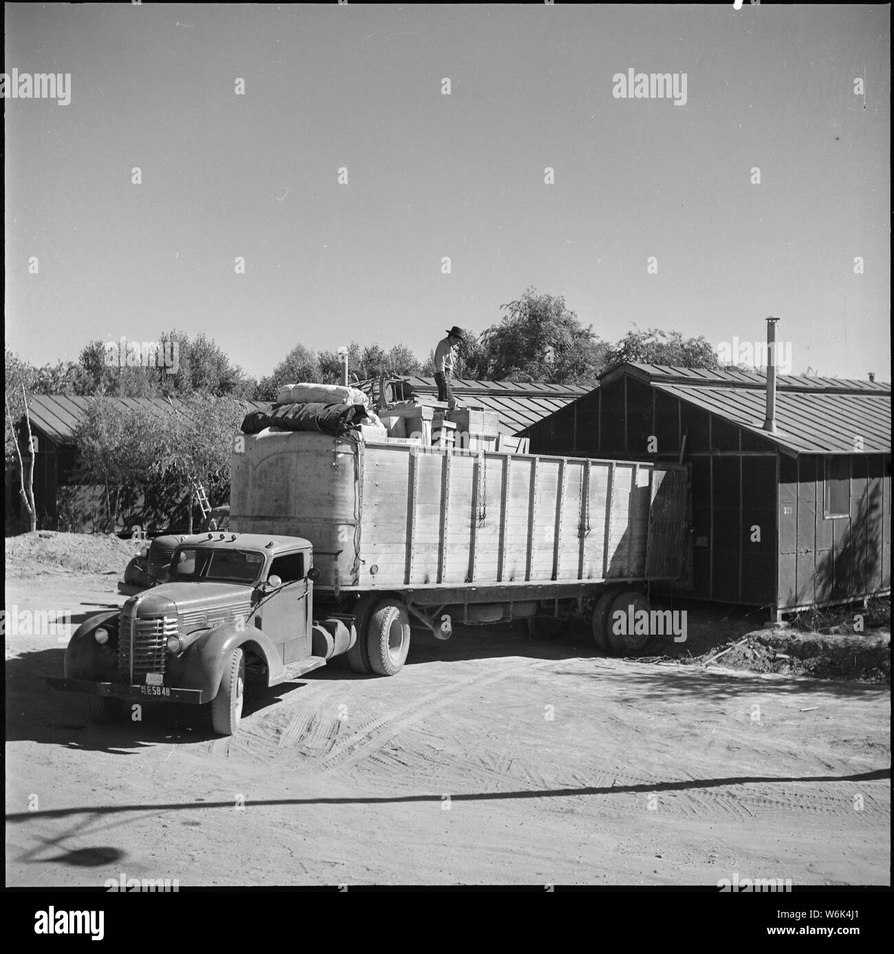 Poston, Arizona. Uno dei molti bloccare sale mensa utilizzato come deposito per evacuee proprietà quando . . .; Portata e contenuto: tutta la didascalia per questa fotografia si legge: Poston, Arizona. Uno dei molti bloccare sale mensa utilizzato come deposito per evacuee proprietà quando non era più necessaria per sfamare il popolo. Da questi lo stoccaggio temporaneo luoghi, scatole per il trasporto di merci e di express è andato dal carrello di Parker, Arizona, la più vicina stazione ferroviaria. Unità II e III del Fiume Colorado Relocation Center, Poston, Arizona, soddisfare le loro chiusure pianificate prima della scadenza. Questi due campi che a uno Foto Stock