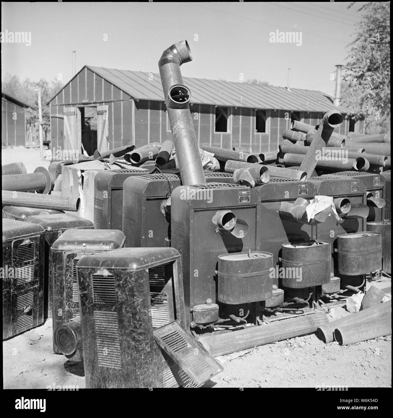 Poston, Arizona. Non ci sarà più bisogno di queste stufe in caserma a Poston. Molto del th . . .; Portata e contenuto: tutta la didascalia per questa fotografia si legge: Poston, Arizona. Non ci sarà più bisogno di queste stufe in caserma a Poston. Molto di questo tipo di beni pubblici è già stata spedita per uso in ostelli e progetti federale sulla costa ovest. Unità II e III del Fiume Colorado Relocation Center, Poston, Arizona, soddisfare le loro chiusure pianificate prima della scadenza. Questi due campi che un tempo era una popolazione complessiva di oltre 8.500 Americ giapponese Foto Stock