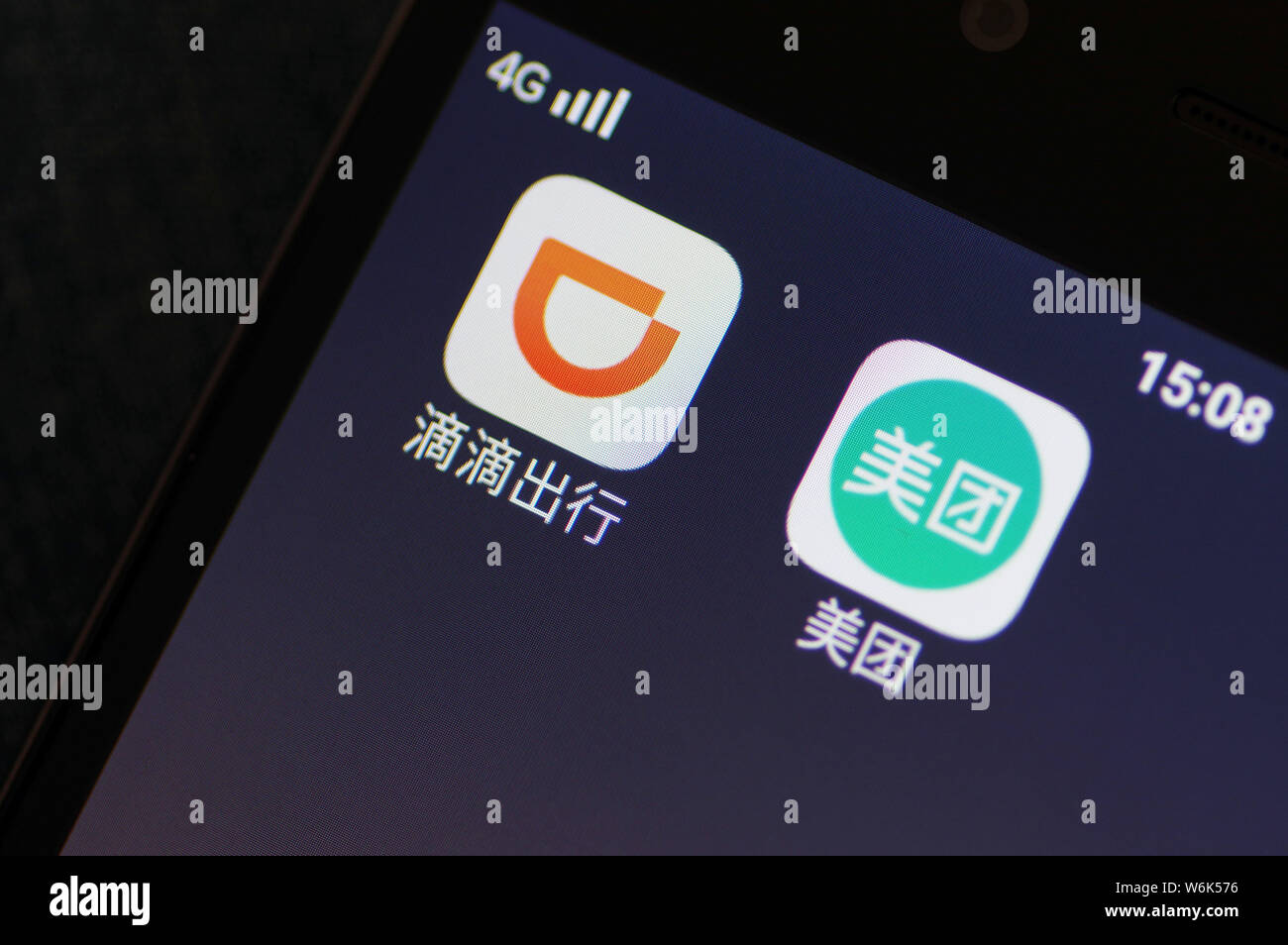 --FILE - Consente di visualizzare le icone dei taxi-salutando e auto-service app Didi Chuxing, sinistro e il gruppo cinese sito web acquisto Meituan.com in Ji'nan city, EAS Foto Stock