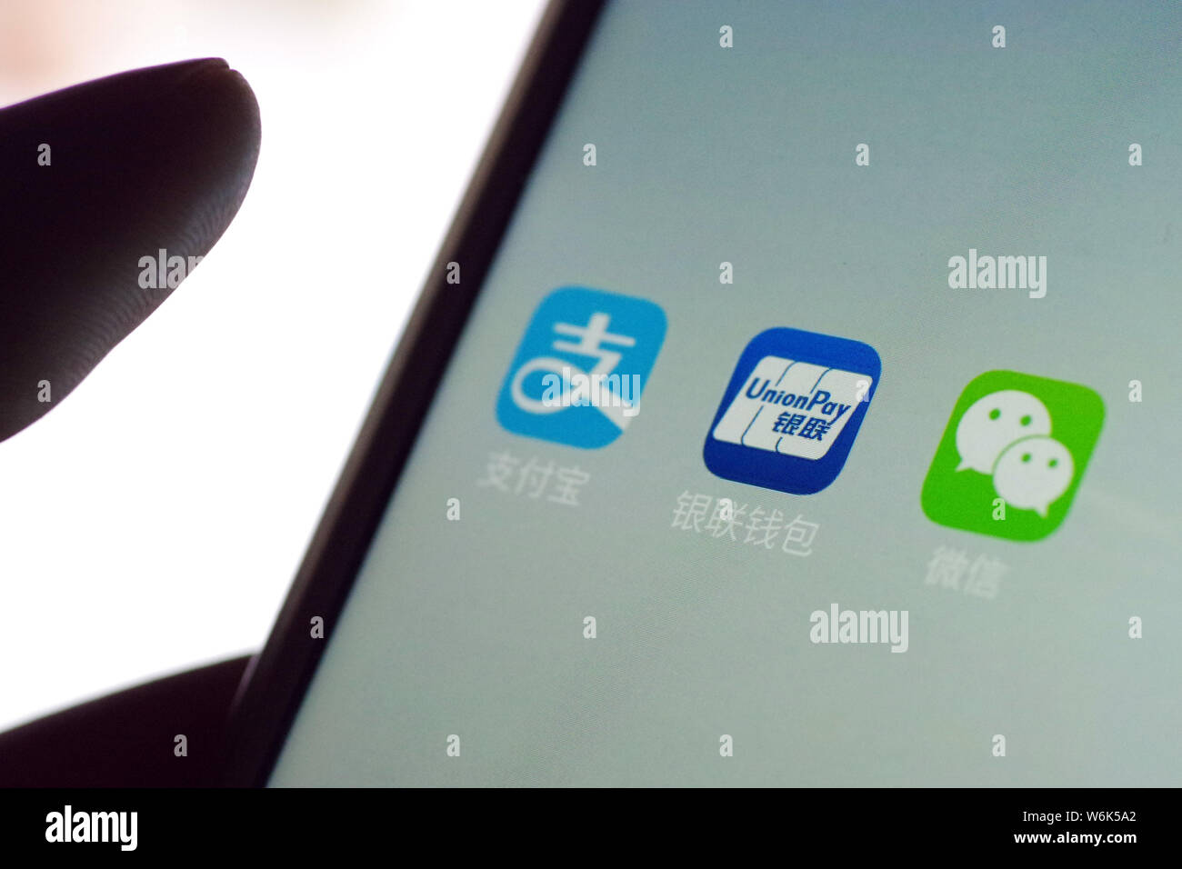 --FILE--un cinese utente del telefono mobile mostra le icone delle applicazioni mobile (da sinistra) Alipay, il servizio di pagamento online di Alibaba's Ant finanziari, mobi Foto Stock