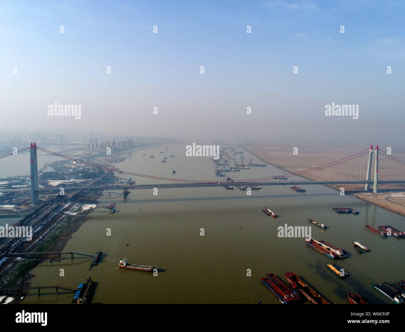 Vista aerea della costruzione del sito del mondo la seconda e la Cina il primo grande-span trave in acciaio ponte di sospensione, il secondo lago Dongting Ponte sul Foto Stock