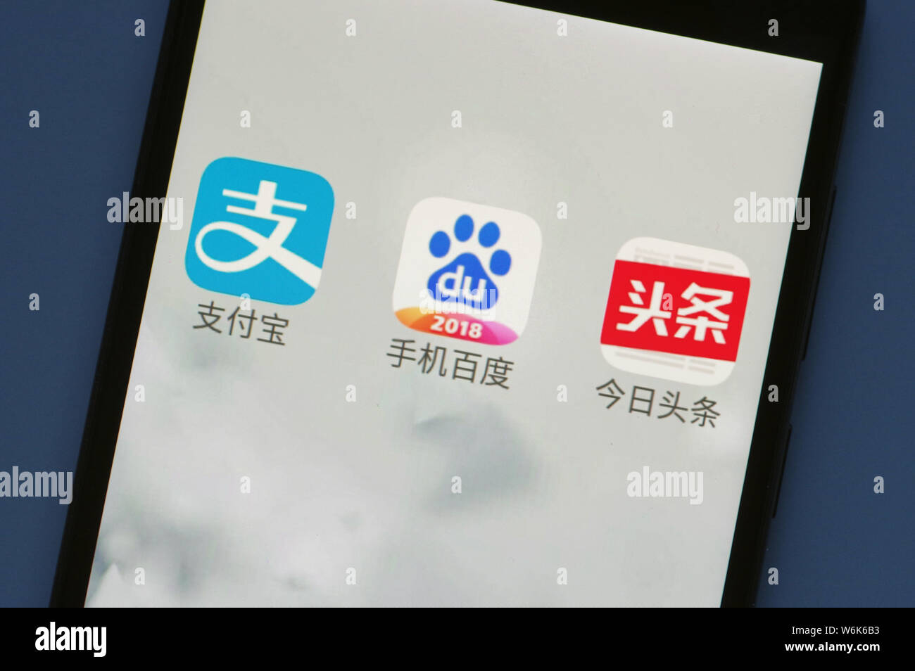 --FILE - Consente di visualizzare le icone delle applicazioni mobile Alipay, il servizio di pagamento online di Alibaba's Ant finanziari, Cinese del motore di ricerca Baidu e pe cinese Foto Stock