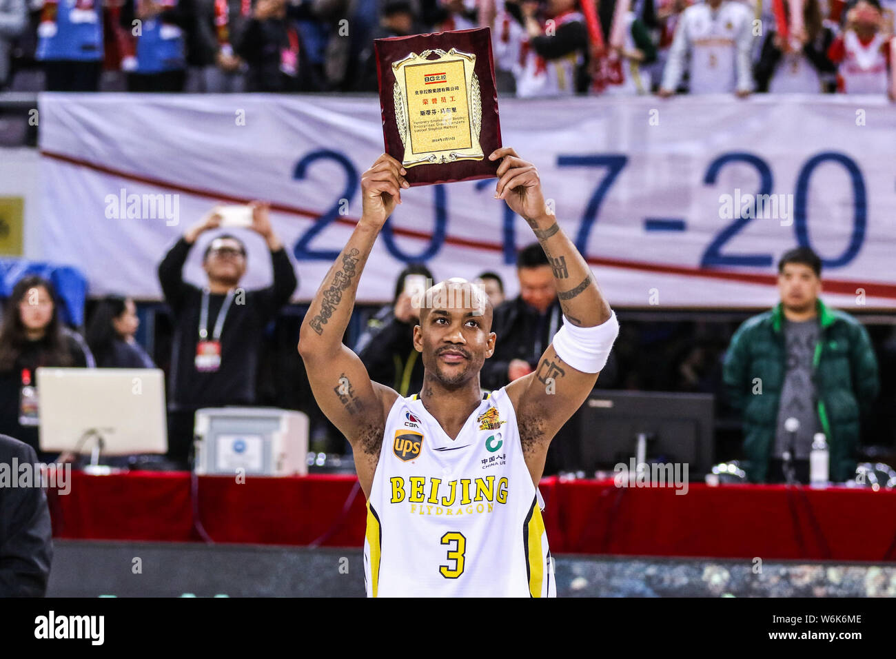 Stephon Marbury di Pechino Flydragon detiene un certificato per il dipendente onorario di Pechino Enterprises Group Company Limited durante il retireme Foto Stock