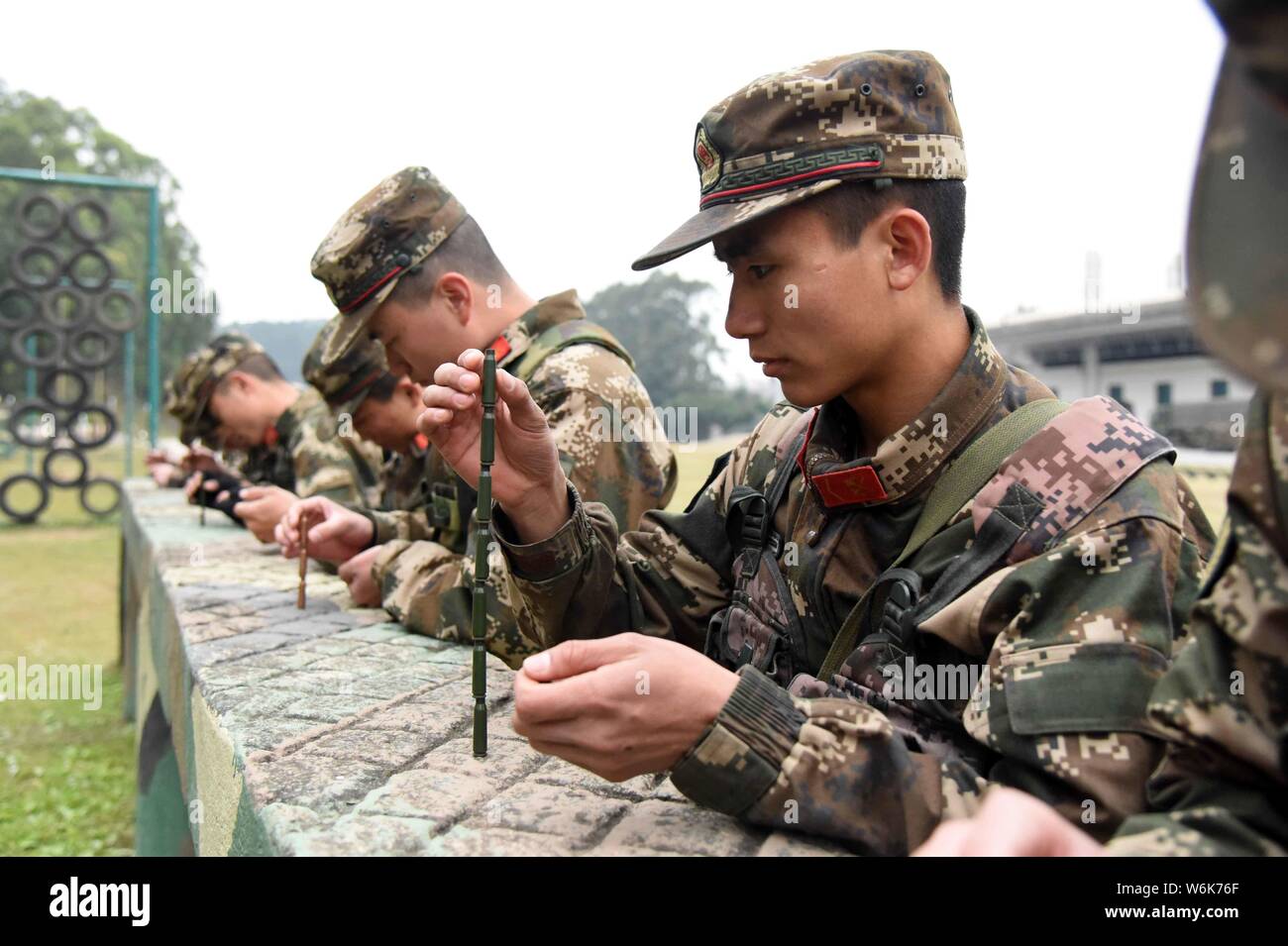 Nel Guangxi polizia armata cecchini ammucchiare bossoli durante un addestramento al combattimento in Nanning city, a sud della Cina di Guangxi Zhuang Regione autonoma, 7 febbraio Foto Stock