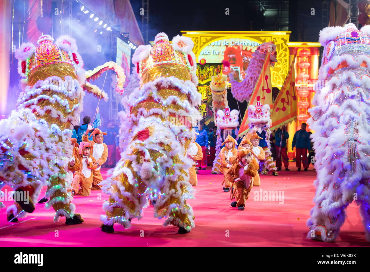 Un Leone danza team prende parte alla parata per celebrare il nuovo anno lunare cinese, noto anche come Festival di Primavera, a Macau, Cina, 18 febbraio 2018. Foto Stock