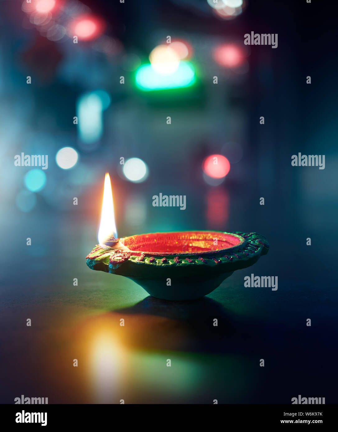 Felice Diwali - Lit diya lampada su strada di notte Foto Stock