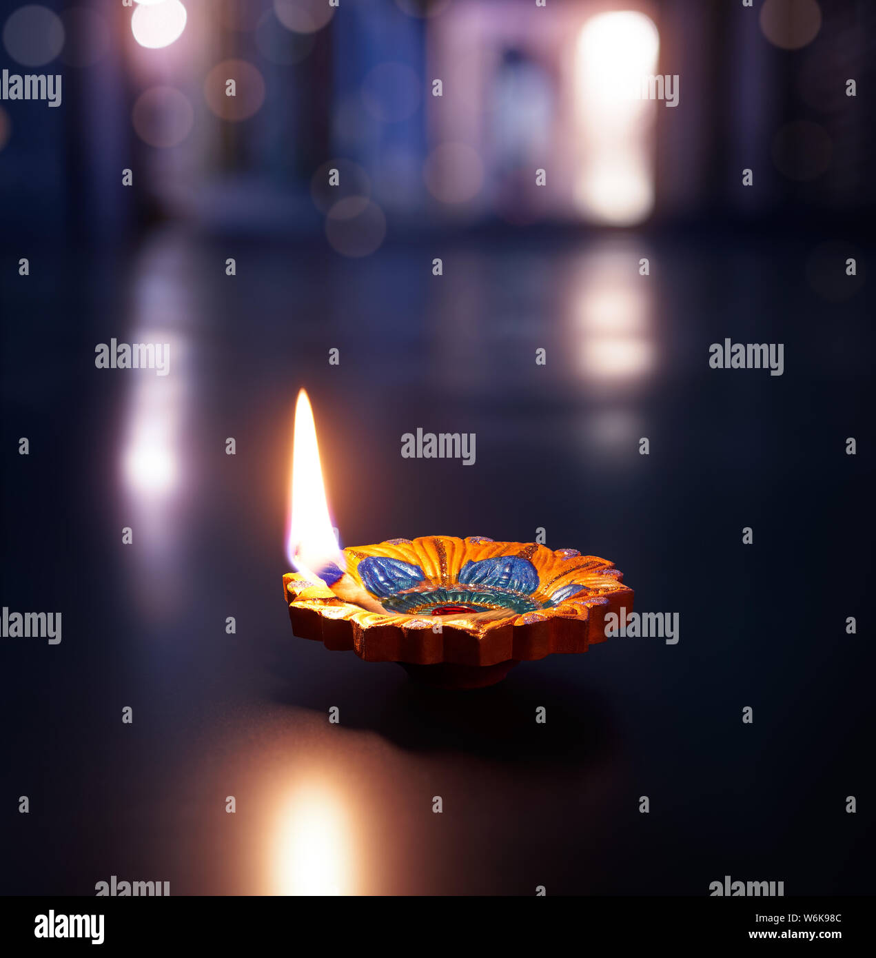 Felice Diwali - Lit diya lampada su un sfondo abtract con profondità di campo Foto Stock