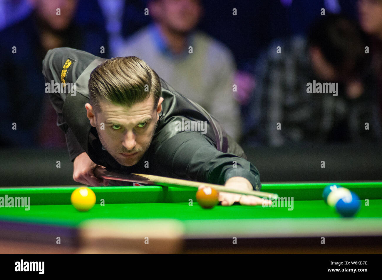 Mark Selby di Inghilterra gioca un colpo di Mark Williams del Galles per il loro match di primo turno durante il 2018 Dafabet Masters snooker torneo a Londra, Foto Stock